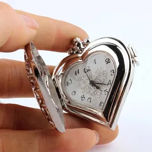 Reloj de bolsillo vintage plateado con forma de corazón para mujer con esfera brillante