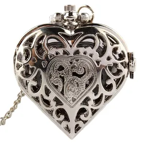Reloj de bolsillo vintage plateado en forma de corazón con diseño de filigrana