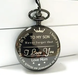 Detail van zwart gepolijst zakhorloge met sentimentele 'To My Son' gegraveerde tekst