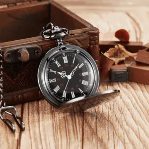 Vintage zwart gepolijst zakhorloge met Romeinse cijfers op een houten tafelblad