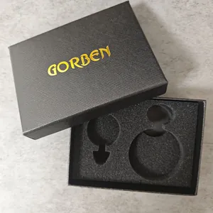 Detailansicht einer schwarzen Taschenuhr-Geschenkbox mit Diamantstruktur und Logo