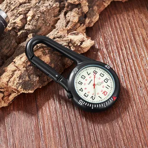 Detailweergave van een zwarte karabijnhorloge op een rustieke houten achtergrond