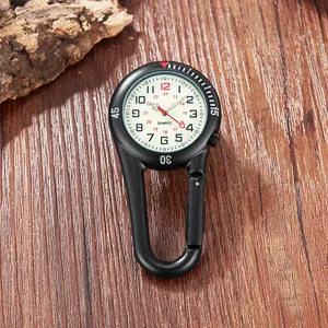 Gedetailleerde close-up van een zwarte outdoor carabiner clip horloge met lichtgevende wijzerplaat