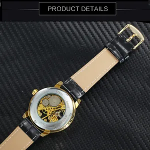 Gros plan des engrenages dorés à l'intérieur du fond squelette d'une montre mécanique