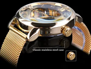 Nahaufnahme der goldene mechanischen Forsining Uhr mit Edelstahlgehäuse und Krone