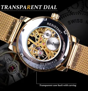 Makro-Detailansicht des skelettierten mechanischen Uhrwerks mit goldenem Mesh-Armband