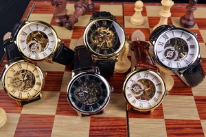 Collection de montres mécaniques vintage à squelette pour hommes sur un échiquier