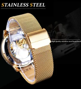 Nahaufnahme des goldenen Edelstahl-Mesh-Armbands und der Skelett-Uhr-Rückseite.