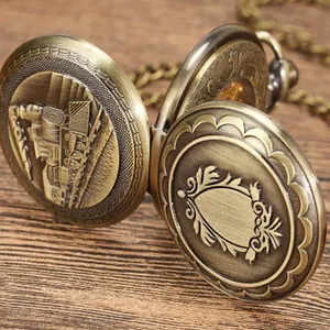 Nahaufnahme einer antiken mechanischen Taschenuhr aus Bronze mit Lokomotiv-Relief
