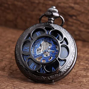 Nahaufnahme einer mechanischen Taschenuhr in Gun Black mit floralem Deckel und blauem Blatt