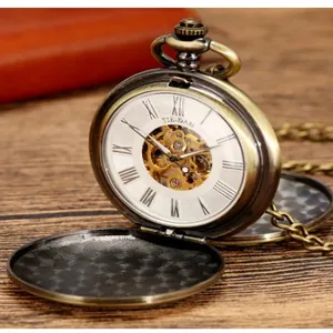Makroansicht der mechanischen Skelett-Taschenuhr aus Bronze mit römischen Ziffern