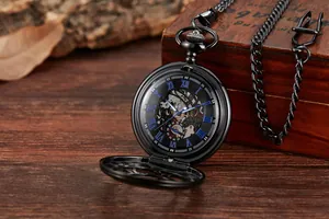 Klassische mechanische Taschenuhr in Gun-Black mit skelettiertem Zifferblatt