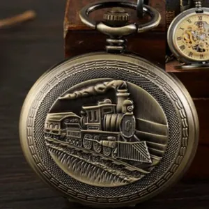 Detailansicht einer antiken mechanischen Taschenuhr aus Bronze mit geprägtem Dampfzug