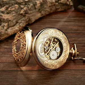 Primo piano di un orologio da taschino meccanico vintage dorato con ingranaggi