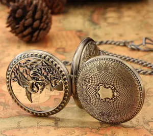 Detailansicht einer mechanischen Taschenuhr aus Bronze mit kunstvollen Gravuren.