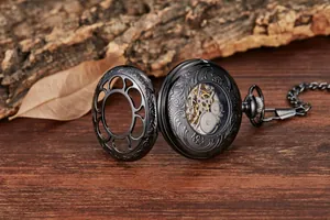 Detailansicht einer mechanischen Retro-Taschenuhr in Gunmetal mit floraler Gravur