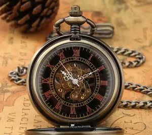 Detailansicht einer antiken mechanischen Skelett-Taschenuhr aus Bronze auf Weltkarte