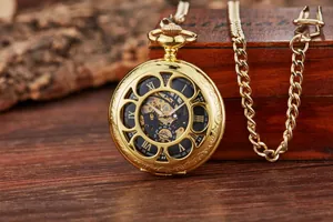 Detailansicht einer goldenen mechanischen Taschenuhr mit hohlem Blumendeckel-Design.