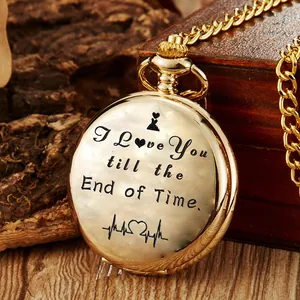 Gedetailleerde weergave van gouden zakhorloge met I Love You gravure en hartslagpatroon