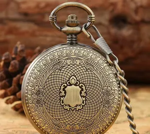 Detailaufnahme einer mechanischen Taschenuhr aus Bronze mit floralen Gravuren.