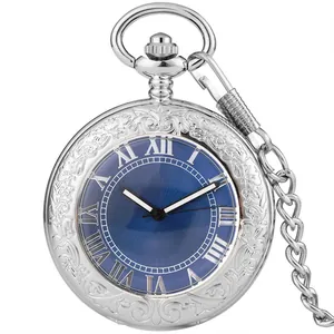 Silberne Vintage Taschenuhr mit graviertem Gehäuse, blauem Zifferblatt und römischen Ziffern