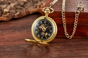 Nahaufnahme einer goldenen mechanischen Vintage-Taschenuhr auf hölzernem Hintergrund