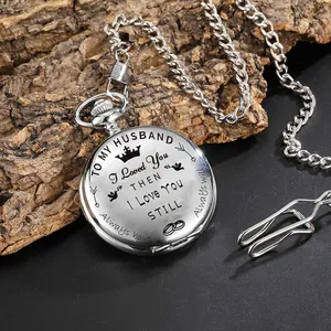 Gedetailleerde close-up van een zilveren zakhorloge gegraveerd met tekst TO MY HUSBAND