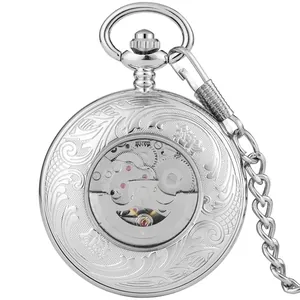 Detailansicht der Zahnräder und Gravuren einer silbernen mechanischen Taschenuhr.