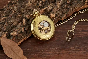 Exquisite Nahaufnahme einer goldenen mechanischen Vintage-Taschenuhr mit Kette