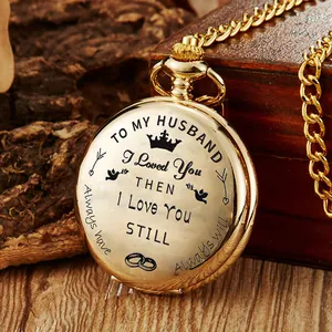 Detailweergave van een goudkleurig gegraveerd zakhorloge met romantische tekst voor man.