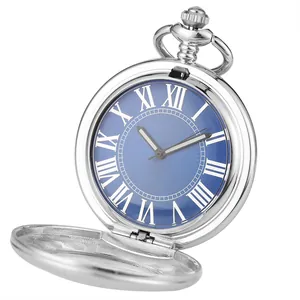 Detailansicht einer silbernen Taschenuhr mit blauem Zifferblatt und römischen Ziffern.