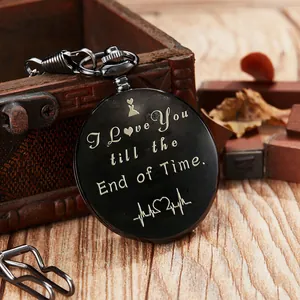 Macro-opname van 'I Love You' gravure op een zwart quartz zakhorloge voor heren