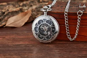 Detailansicht der silbernen mechanischen Taschenuhr im Vintage-Stil mit Blütenblatt-Design