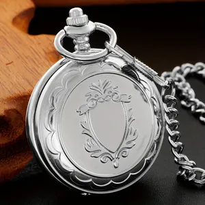 Detaillierte Nahaufnahme der feinen Wappengravur einer silbernen mechanischen Taschenuhr