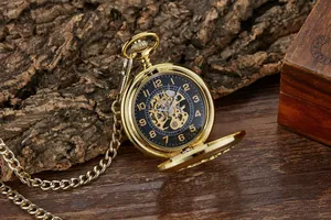Vista dettagliata di un orologio da tasca meccanico automatico vintage in oro con quadrante scheletrato