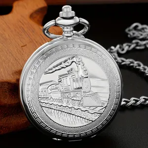 Detailansicht der silbernen mechanischen Taschenuhr mit geprägtem Zug-Design.