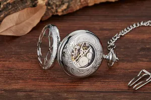 Detaillierte Makroansicht einer silbernen mechanischen Taschenuhr im Vintage-Stil
