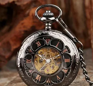 Nahaufnahme einer mechanischen Skelett-Taschenuhr in Gunmetal mit römischen Zahlen