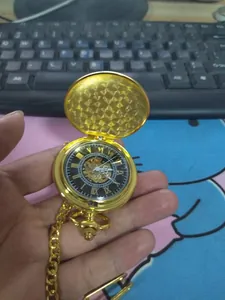 Vista dettagliata di un orologio da taschino meccanico d'oro con quadrante scheletro