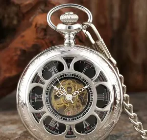 Detailansicht der komplexen Zahnräder einer silbernen mechanischen Skelett-Taschenuhr
