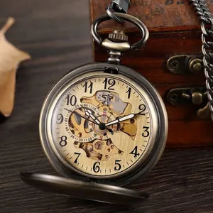 Detailansicht einer großen bronzenen mechanischen Taschenuhr mit edlem Skelettwerk