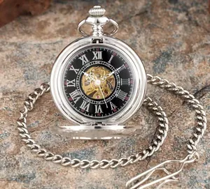 Detailansicht einer mechanischen Retro-Taschenuhr mit Skelettwerk und römischen Ziffern