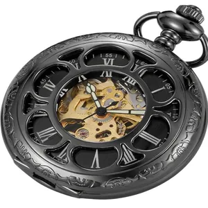 Nahaufnahme von mechanischen Zahnrädern und Blumenmustern auf einer Taschenuhr aus Metall