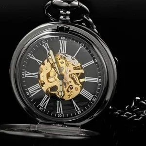 Detailansicht einer mechanischen Taschenuhr in Gun-Black mit skelettiertem Zifferblatt.