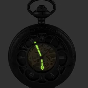 Detailansicht der mechanischen Taschenuhr in Gun Black mit leuchtendem Zifferblatt.
