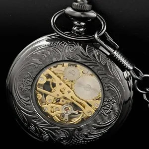 Nahaufnahme einer mechanischen Taschenuhr in Schwarz mit skelettiertem Uhrwerk-Design