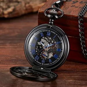 Vintage schwarze mechanische Taschenuhr mit blauem Skelett-Zifferblatt und Kette.