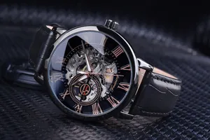 Vue détaillée d'une montre mécanique squelette noire avec chiffres romains dorés