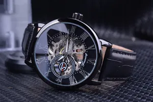 Vue détaillée d'une montre mécanique squelette rétro avec bracelet en cuir noir