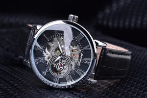 Gros plan détaillé d'une montre mécanique squelette rétro pour homme avec boîtier argent